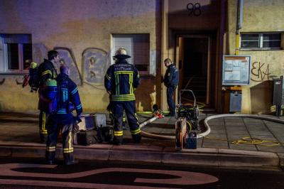 Stuttgart Ost Brand in Wohnhaus sorgt fuer Grosseinsatz der Feuerwehr